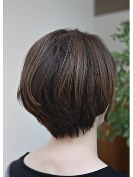 オルガ(orga) ソフトな丸さを残したショートボブ