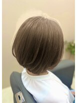 アンジュール コロレ(1//jour colore)&nbsp;上向き襟足クセでも出来るショートボブで亜麻色ベージュカラー