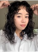 黒髪　ミディアム　スパイラル　ウルフ　センターパート