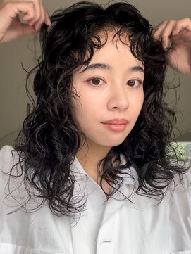 トゥコ(tuco) 黒髪　ミディアム　スパイラル　ウルフ　センターパート