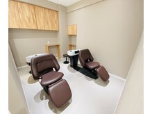 プルイ(PLUSE)の雰囲気（リラックスできるフルフラットなシャンプールーム）