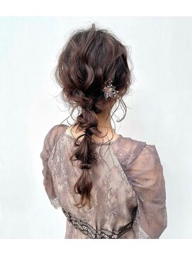 アイユー(ii+U) 編みおろしヘア　ニュアンス巻き　パーティーヘア　上品