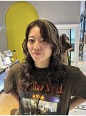 個性派カラー×ニュアンスパーマで抜け感たっぷりミディ