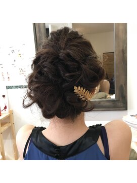 マルサンカクシカクプラスヘアー(〇△□+Hair.) 結婚式お呼ばれヘア
