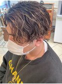 ハイライト 波巻きパーマ センターパート 刈り上げ