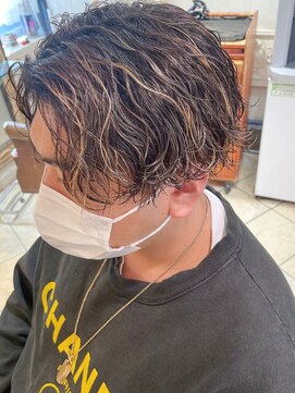 キャンバス バイ ネオリーブ 横浜西口(Canvas by neo.) ハイライト 波巻きパーマ センターパート 刈り上げ