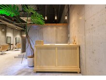 木製の家具や植物を置いたカフェのような空間で皆様をお出迎え♪