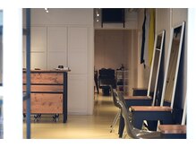 ロムロクウェット(L'HOMME ROQUETTE)の雰囲気（奥行きのある空間でゆったりとした雰囲気でシャンプー出来ます）