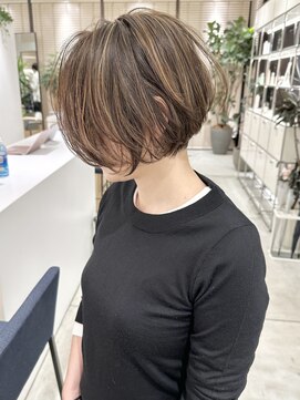 ステア ケース(stair case) 大人ハイライトグレージュ丸みショートボブ