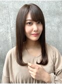 ツヤ感たっぷりのストレートヘア