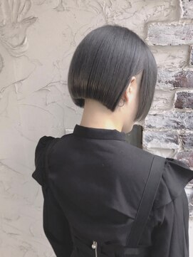 ナナカバイミーツハンド(nana.ca by meetsHAND) グレイアッシュ × 刈り上げミニボブ