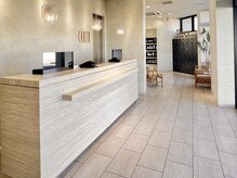 アース コアフュールボーテ 松本庄内店(EARTH coiffure beaute)の雰囲気（受付から特別体験が始まる。心躍るサロン時間を。）