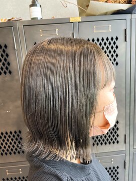 アチーブリス(achieve Liss) ハイトーンオリーブグレージュ 外ハネミディ シースルーバング