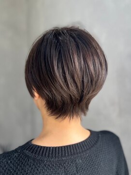 オーストヘアジジ(Aust hair Gigi) 大人のショート×スモーキートパーズ