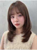 顔周りレイヤーカットくびれヘアミルクティーベージュカラー