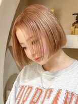 ヒビヲ(HIBIO)&nbsp;ショートボブミルクティーベージュハイトーン切りっぱなしボブ