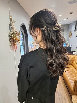 ウィーク 梅田(UiiC) ゆるふわ巻き髪ロング◆お呼ばれハーフアップ【uiicumedasachi】