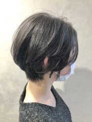 大人のハンサム前髪なしショート×アッシュグレー