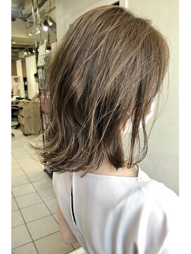 ペネロープ(Penelope) ［新宿］ミディアム/外ハネ/ハイライト　担当　夕島