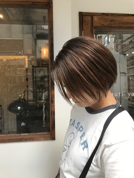 カウチ(Kauti) 前下がりのショートボブ