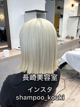 コワファースト長崎シャンプーボーイ 2nd(COIFF1RST 長崎 SHAMPOO BOY) 長崎 切りっぱなしボブ ホワイトブロンド