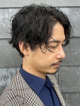 ヒュイル バイ ニアウ(Hwyl by Niau) メンズセンターパートツイストスパイラルニュアンスパーマ眉毛