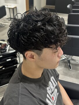 ヒュイル バイ ニアウ(Hwyl by Niau) メンズカットパーマスペインカールスパイラルパーマ刈り上げ