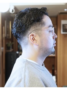 30代フェードカット大人ヘア7:3パートメンズショート理容室