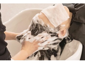 エル(Ele’)の写真/【2月～新登場】カラーを楽しみ続けるための「菌活ヘッドスパ」。酵素の力で頭皮環境を整え、健やかな髪へ