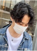 センターパートスパイラルパーマツーブロック刈り上げメンズヘア