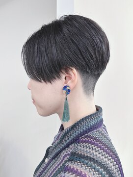 モリオ(morio) =センターパート刈り上げショート女子前下がりショート前髪なし