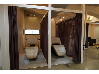ロゼアリュール(ROSE’ allure)の写真/【高畑駅徒歩5分】こだわりの半個室のシャンプーブースで静かで癒しのサロンタイムをお過ごしください◎
