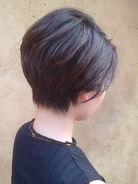 ビュートリアム 梅田(BEAUTRIUM) 前下がりショート　後ろから見ても綺麗シルエットに