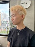 スパイキーショート、抜きっぱなしブロンド、ブリーチカラー