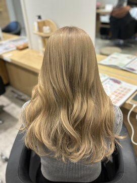 イリ 梅田(ili) ベージュカラー