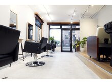 エルプラスヘアー(L+hair)の雰囲気(白を基調としたナチュラルな店内の雰囲気【箱崎/東区髪質改善】)