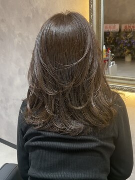 ゼウス(Zeus.) 海外ヘアーハッシュカットレイヤーカット