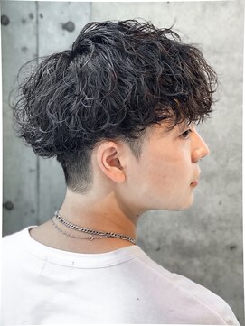 アルファ 新宿(alpha) フェザーパーマ/ブルーブラック/刈り上げセンターパート[新宿]