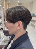 センターパートスパイラルパーマツーブロック刈り上げメンズヘア
