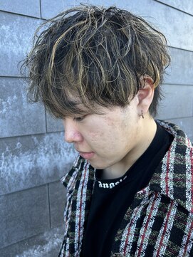 ヒュイル バイ ニアウ(Hwyl by Niau) メンズマッシュウルフハイライトニュアンスパーマツーブロック