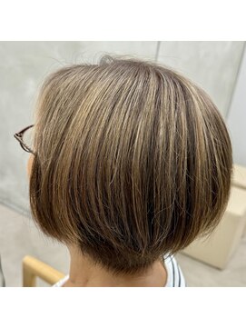 レヴィア(REVIA) 白髪ぼかしハイライトブリーチミルクティーベージュ