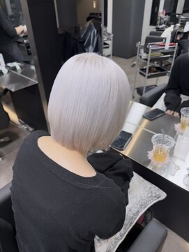 ユーザ(YUZA) ホワイトブロンド