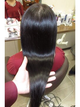 コアフィールフィス(COIFFURE fils) ダークカラーでうる艶に