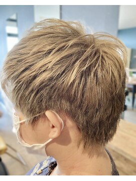 美容室ブラッシュアップ 外国人風ベリーショート&透明感あるアッシュ