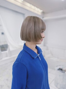 ホワイトベージュにローライト/ルーツカラー