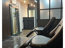 最新式のシャンプー台でリラックスしていただいて。