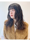 ロング緩めニュアンスパーマ黒髪パーマ女子