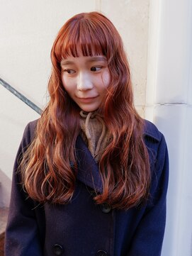 オーオ シカシカ(OOO YY) オン眉ロングパーマとアプリコットオレンジ