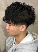 波巻きパーマ ツーブロックマッシュ 刈り上げ 束感仕上げ