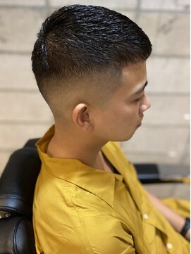 フランクスバーバー アンド ビアークラブ(FRANK'S BARBER and BEER CLUB) スキンフェードクロップショートレイヤーバズ